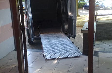 Transon plaatst testgewichten in een lift met behulp van een elektrische heffer.